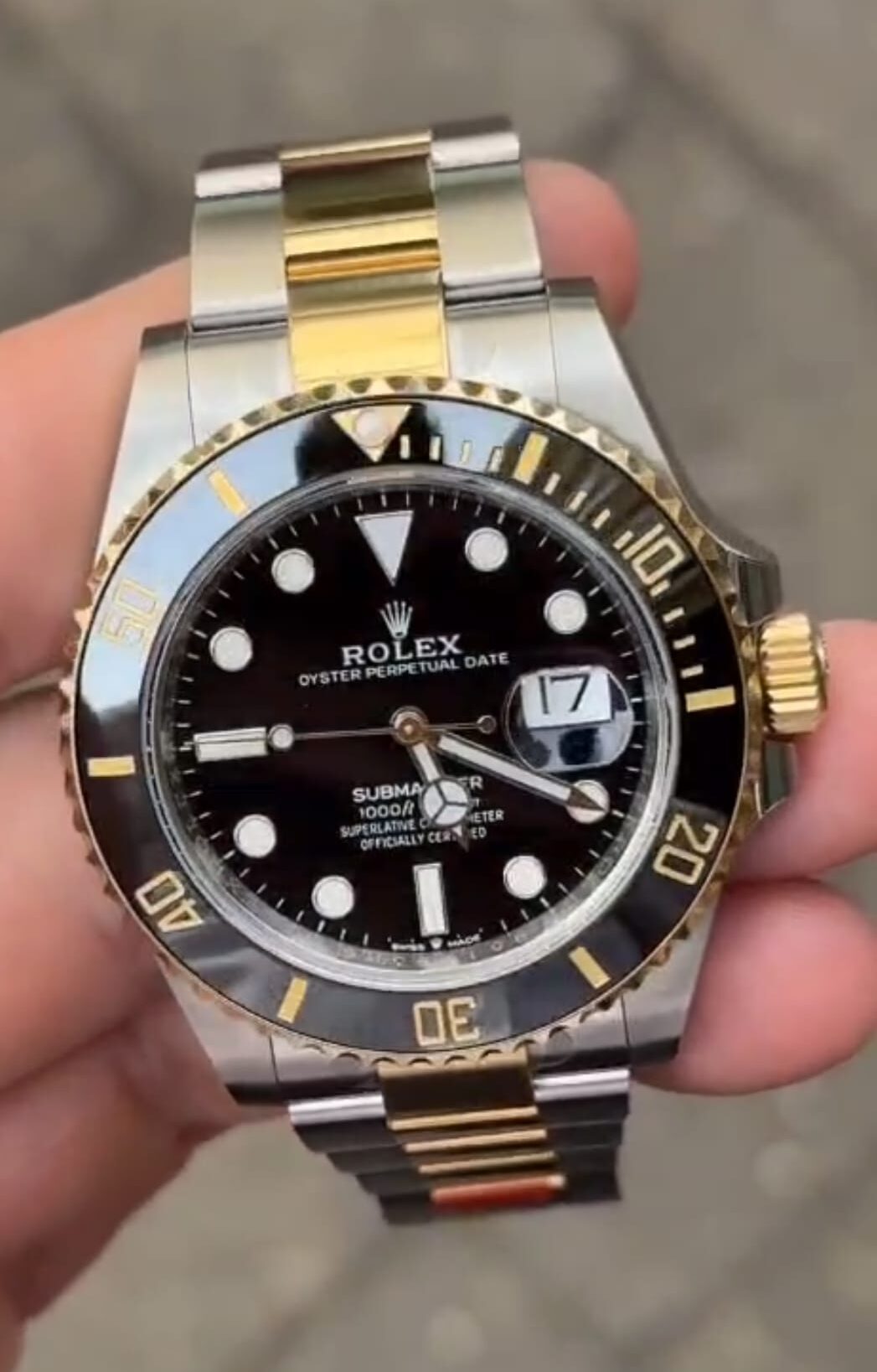 Rolex Submariner 7AAA Automatic Silver-Gold Watch for Men – Premium Edition 3 Rolex Submariner 7AAA Automatic Silver-Gold Watch for Men hand view