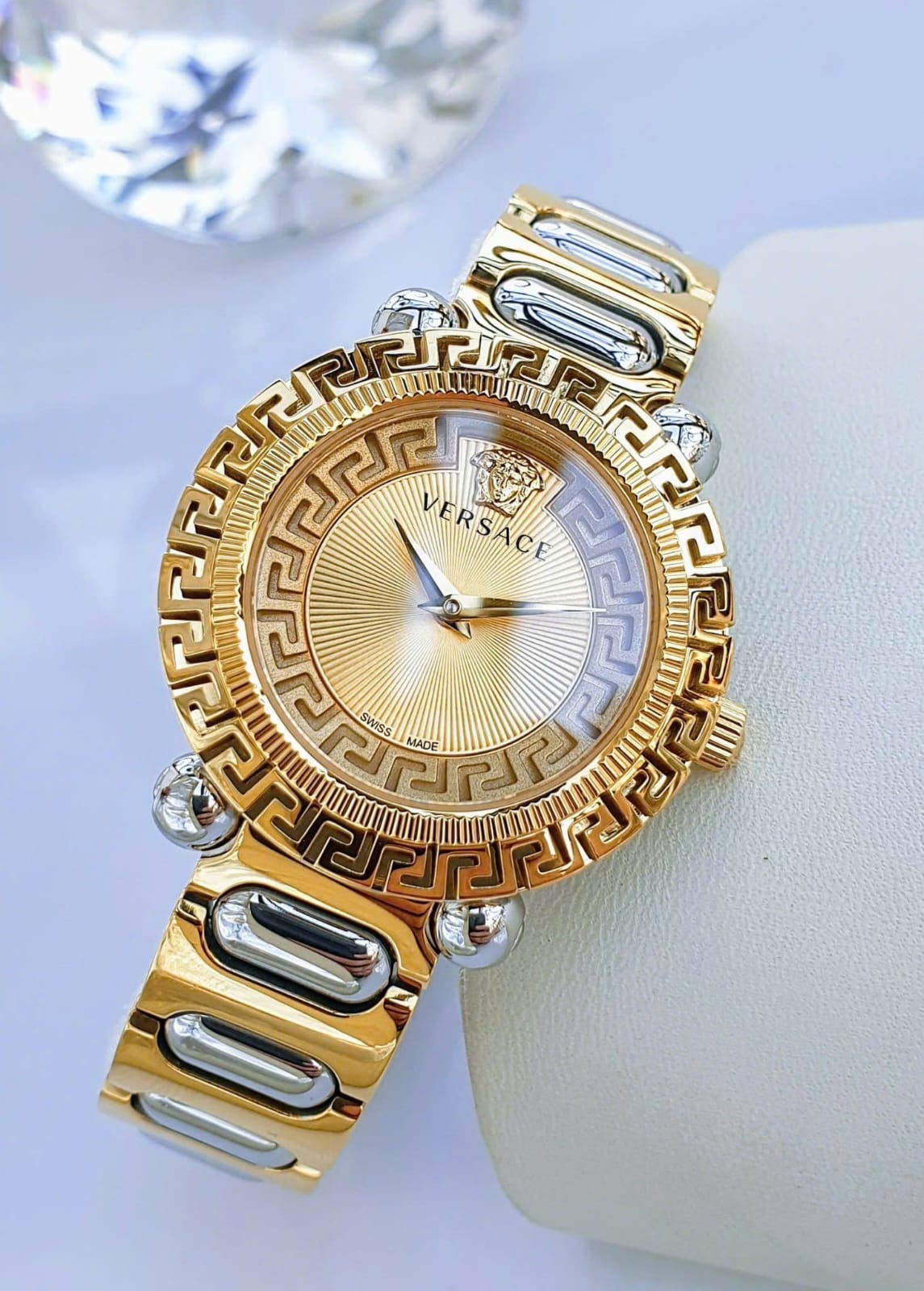 Versace VE6I00423 7AA Women Watch 7AA Premium Gold Stainless Steel Luxury Watch 2 versace ve6i00423 women watch luxury dial close view