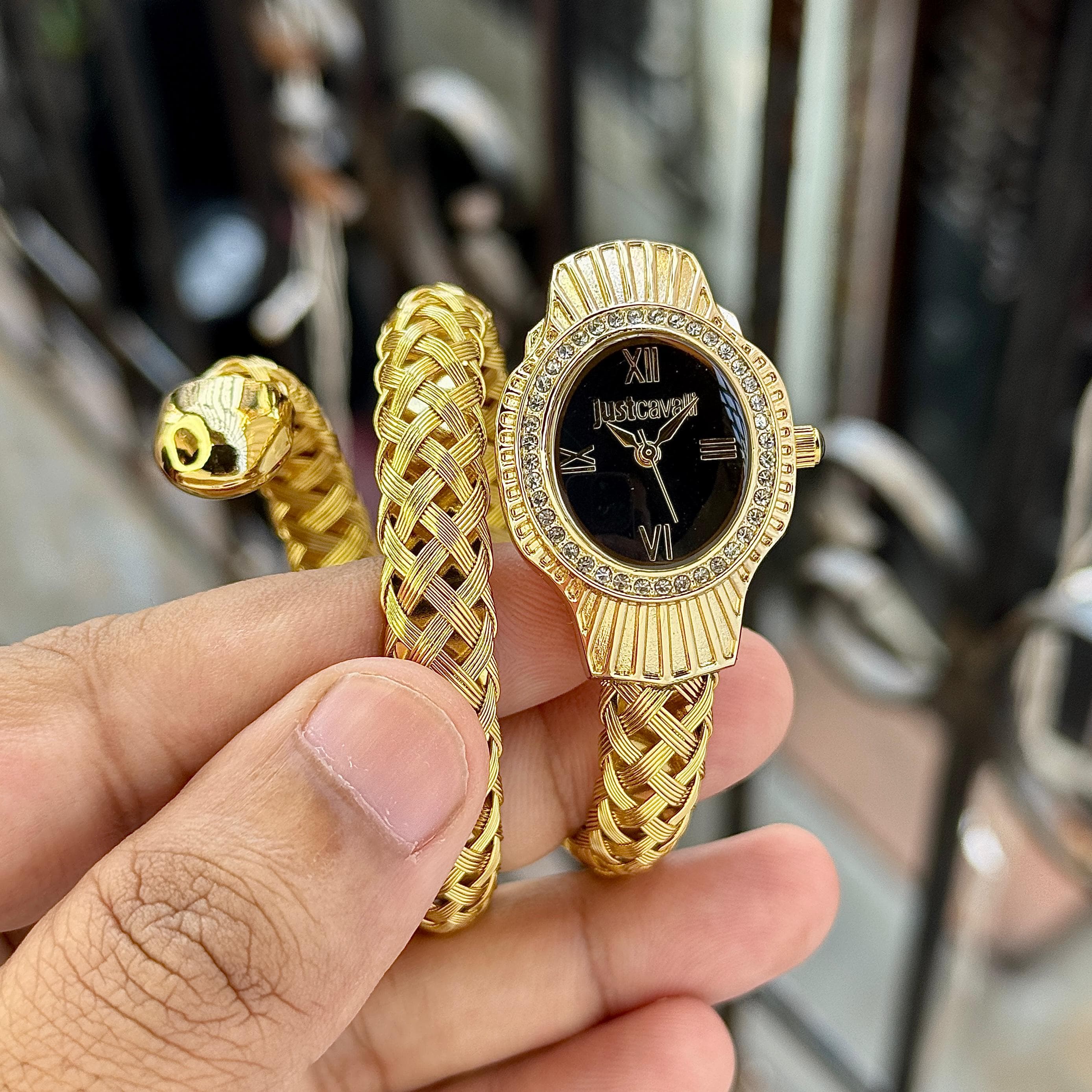 Just Cavalli Twined 7AA Premium Analog Women's Watch 4 Just Cavalli Twined Coil Women's Watch Gold Black Dial