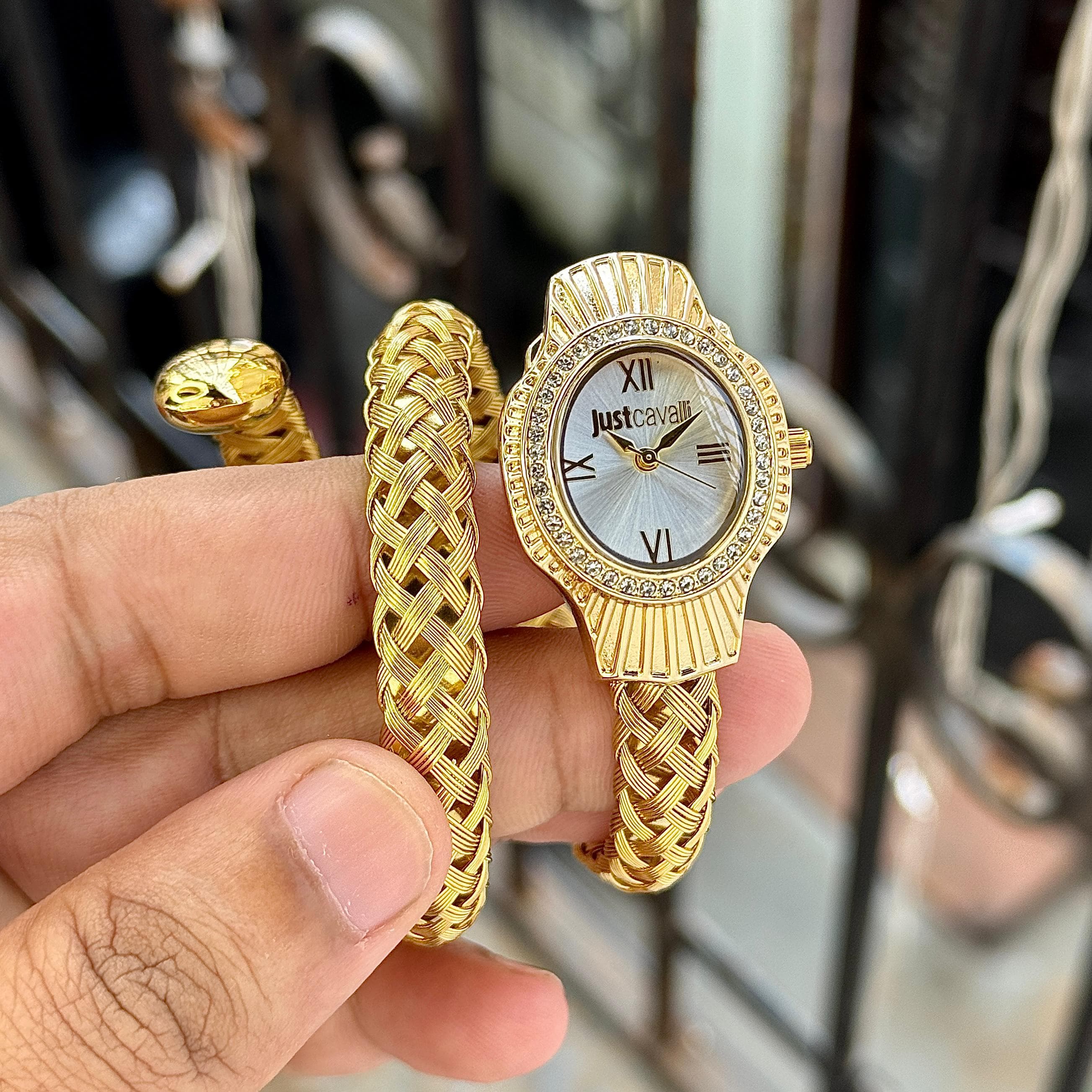 Just Cavalli Twined 7AA Premium Analog Women's Watch 2 Just Cavalli Twined Coil Women's Watch Gold Silver Dial