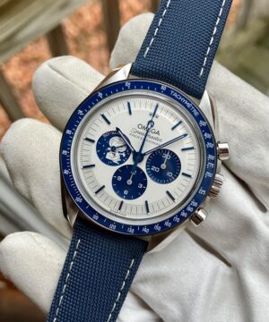 Omega Speedmaster Snoopy Award Limited Edition Japanese automatic men's watch front hand view